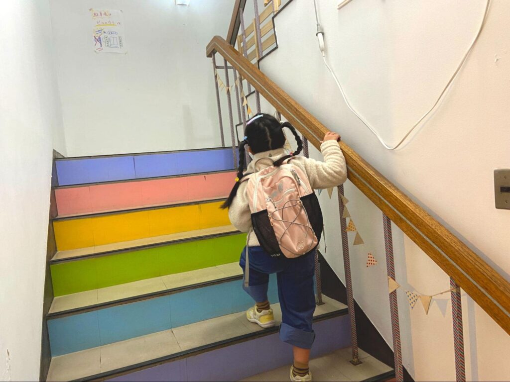 階段をのぼる子ども